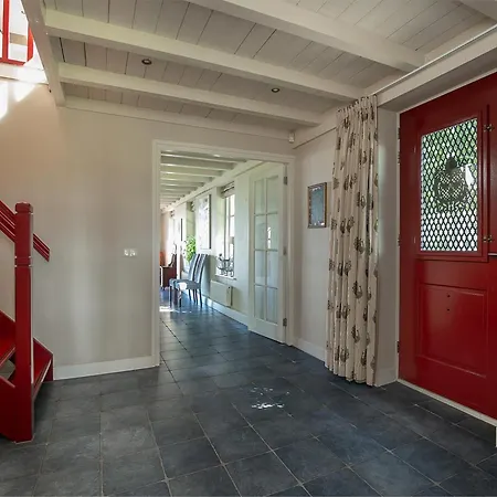 Semesterbostad Spacious De Pauwenhof, Cleaning Included