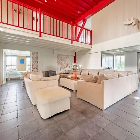 Spacious De Pauwenhof, Cleaning Included בית נופש *