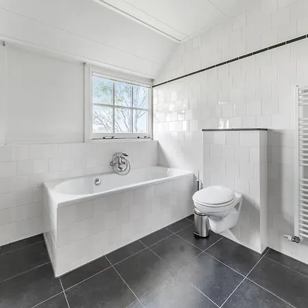 Spacious De Pauwenhof, Cleaning Included Semesterbostad