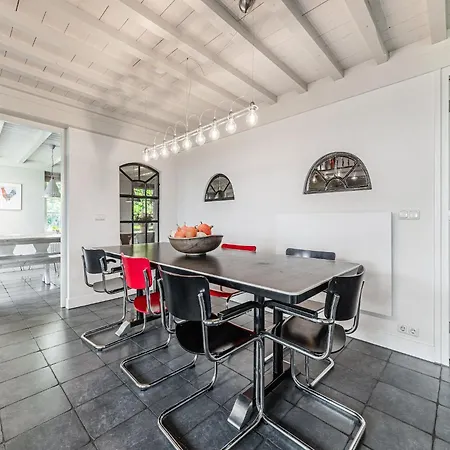 Spacious De Pauwenhof, Cleaning Included Heiloo