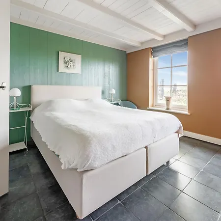 Spacious De Pauwenhof, Cleaning Included בית נופש