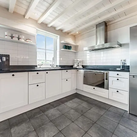 Semesterbostad Spacious De Pauwenhof, Cleaning Included *
