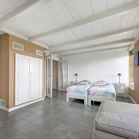Spacious De Pauwenhof, Cleaning Included בית נופש היילו