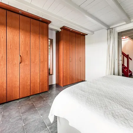 Semesterbostad Spacious De Pauwenhof, Cleaning Included Heiloo