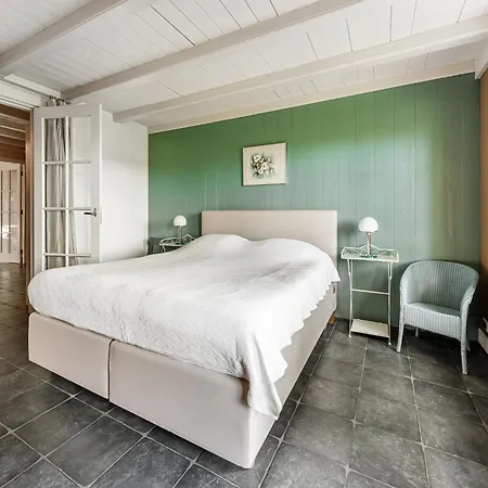 Spacious De Pauwenhof, Cleaning Included בית נופש *