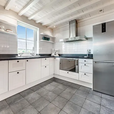 Spacious De Pauwenhof, Cleaning Included בית נופש היילו
