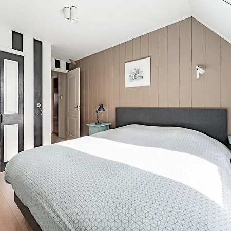 Spacious De Pauwenhof, Cleaning Included *