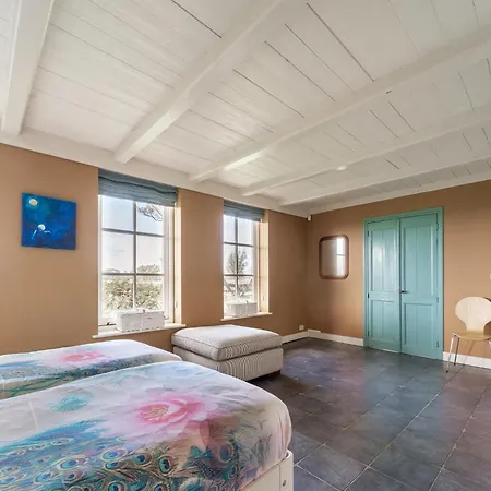 Spacious De Pauwenhof, Cleaning Included * Heiloo