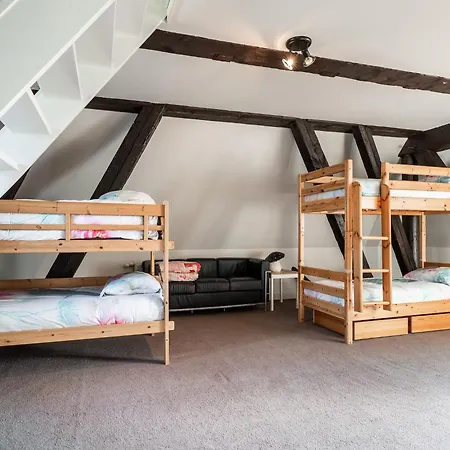 Spacious De Pauwenhof, Cleaning Included Semesterbostad