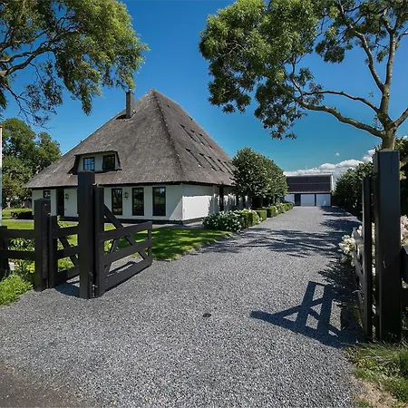 Semesterbostad Spacious De Pauwenhof, Cleaning Included *