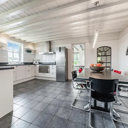 Spacious De Pauwenhof, Cleaning Included Semesterbostad Heiloo