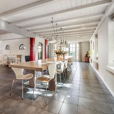 Semesterbostad Spacious De Pauwenhof, Cleaning Included Heiloo