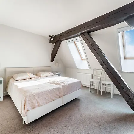 Spacious De Pauwenhof, Cleaning Included Semesterbostad