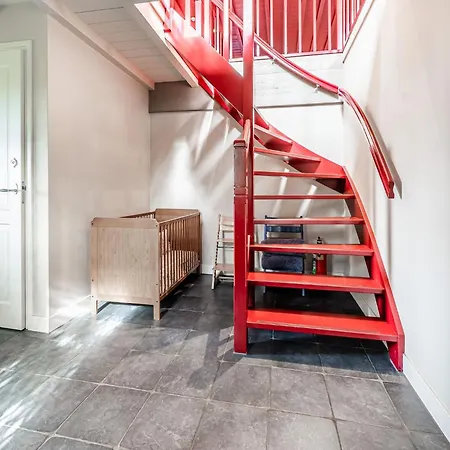 Spacious De Pauwenhof, Cleaning Included בית נופש